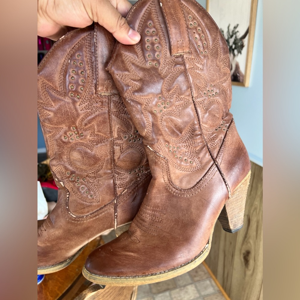 Very Volatile Boots - Picture 8 of 10